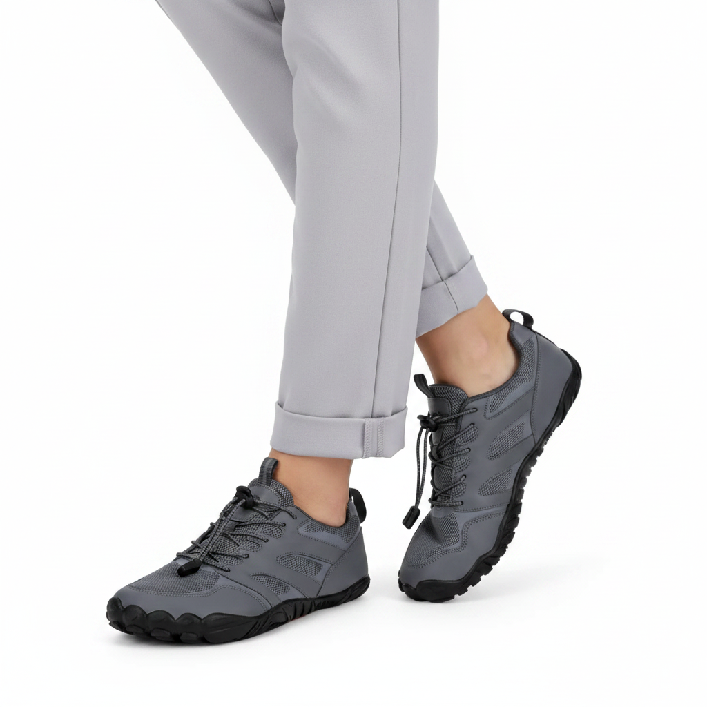 Femme - gros plan pieds - chaussure grise