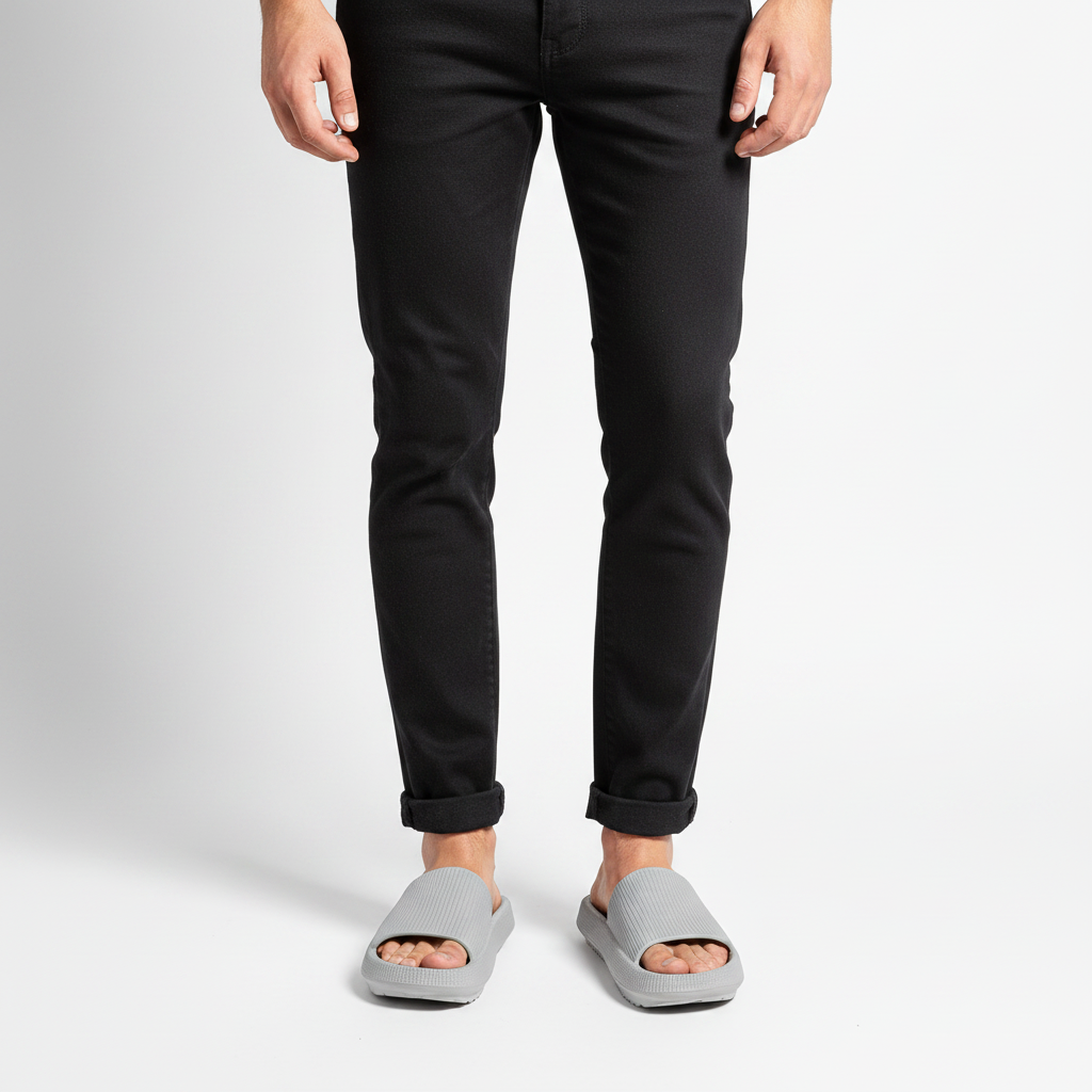 Homme - gros plan pieds - claquette grise